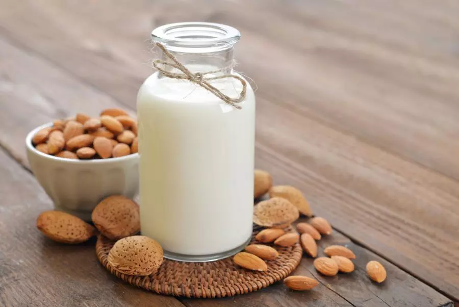 Almond-Milk-leancleanandbrie.com